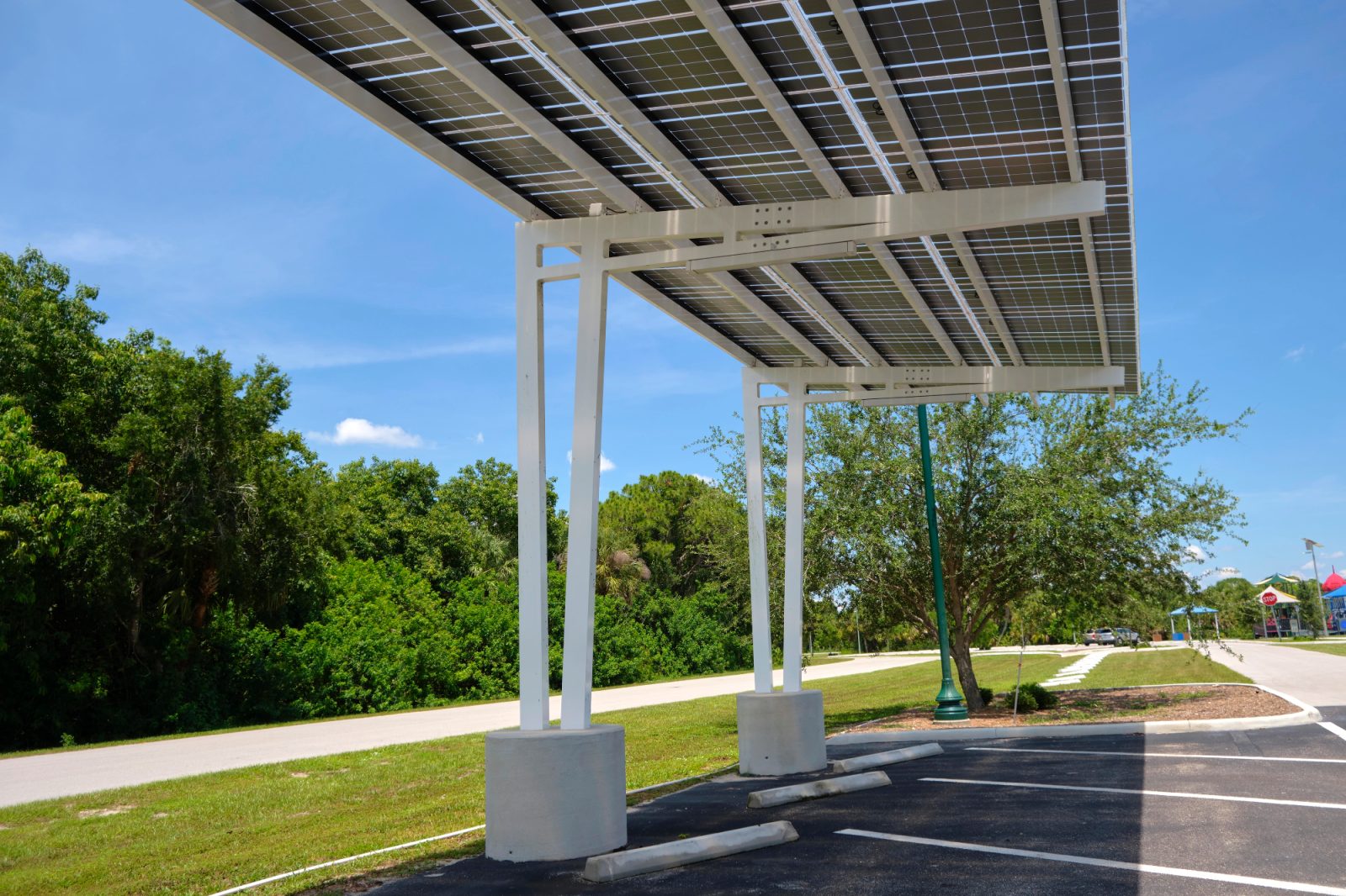 Dovolj velik nadstrešek za avto ščiti tudi potnike pri izstopanju